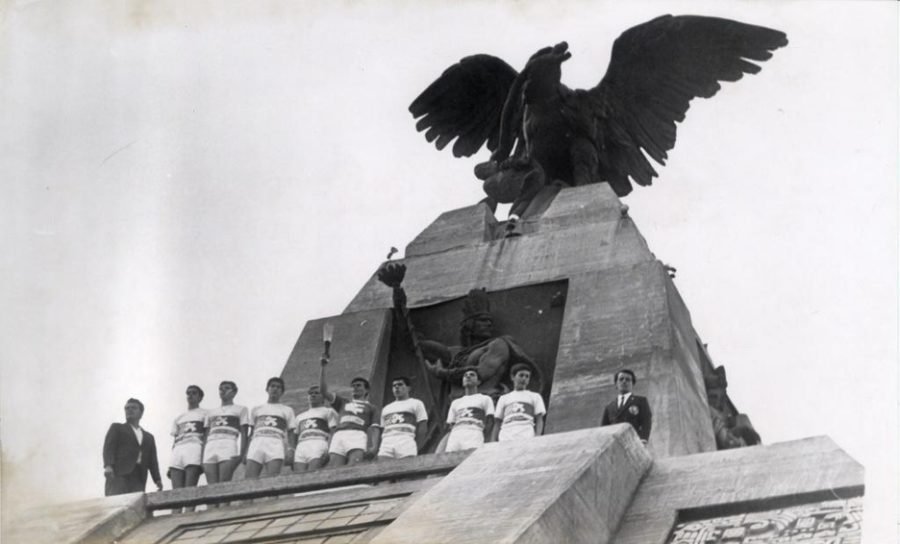 ¡El águila removida de el monumento a la revolución y llevada al monumento a la Raza!